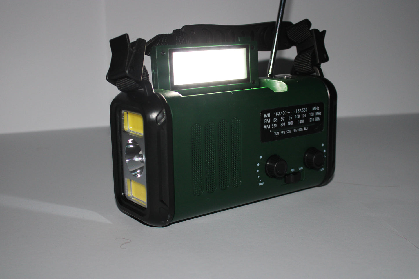 Noodradio met Zonnepaneel & Lamp; Dynamo – Oplaadbaar (PY10)